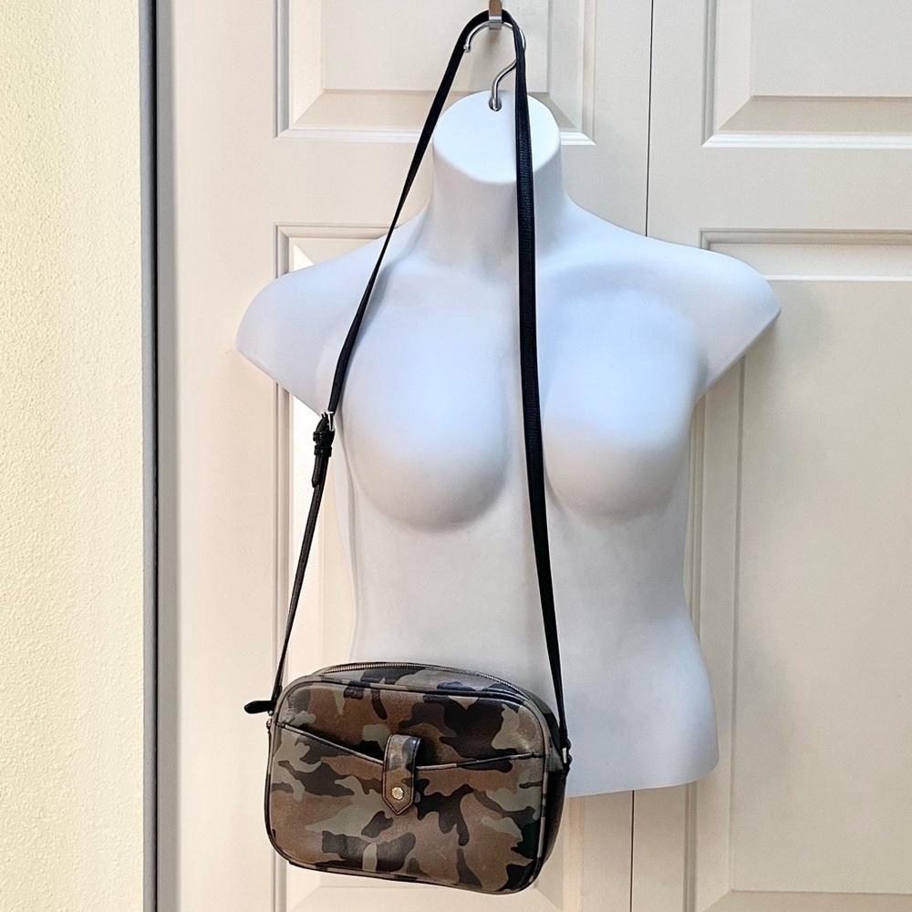 G.I.L.I camo crossbody bag